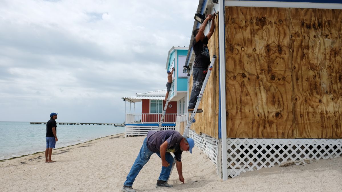 Foto: Puertorriqueños cubren sus casas con tablones de madera ante la llega de la tormenta ‘Dorian’. Reuters