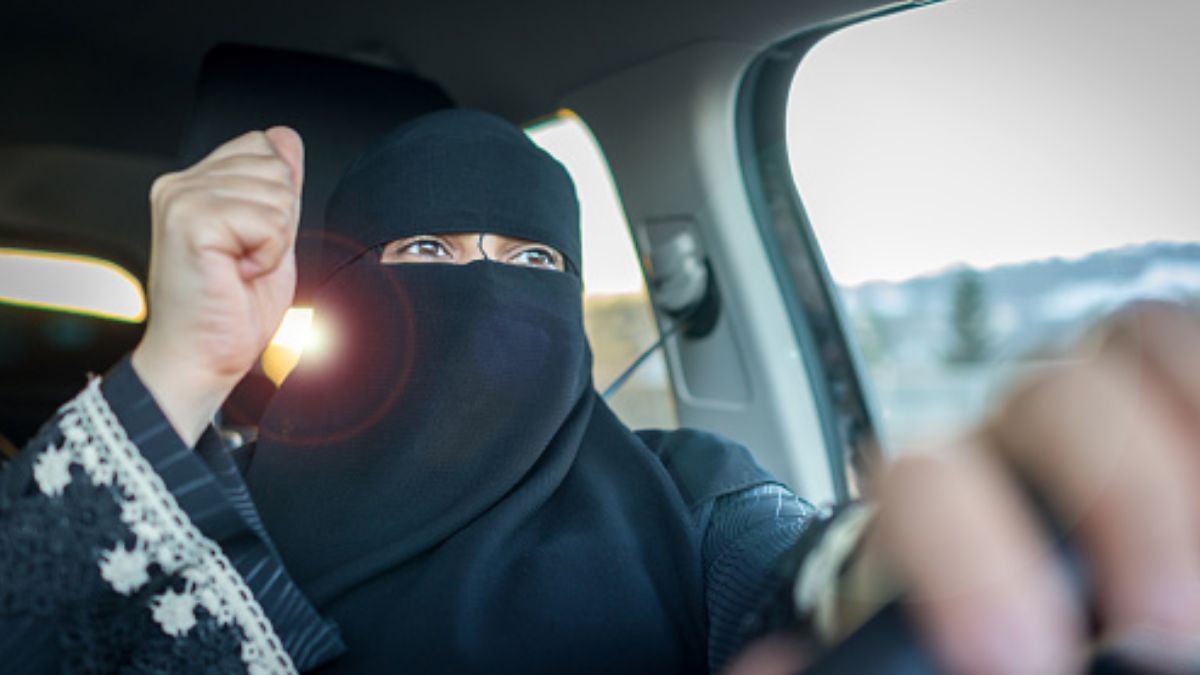 Foto: Una mujer conduce por calles de Arabia Saudita. Getty Images/Archivo