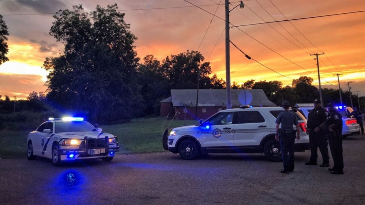 Foto: Policías de Helena-West, Arkansas, mantienen rodeada la casa donde el agresor se oculta. Twitter/@MemphoNewsLady