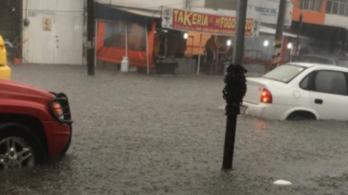 Fotos: Varios autos quedaron varados por la inundación en Calzada de San Mateo, en Atizapán de Zaragoza, Estado de México. El 5 de agosto de 2019