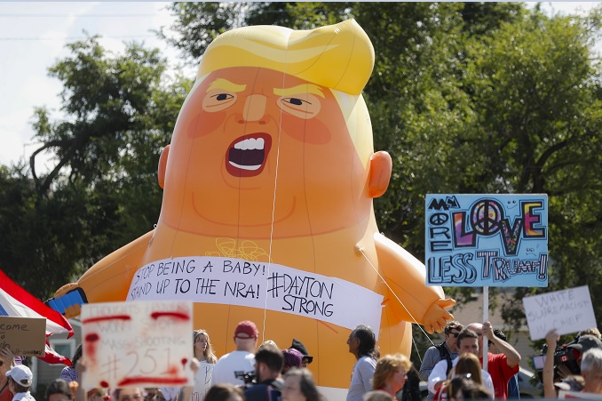 Foto: Bebé Trump entre manifestantes en calles de Dayton, Ohio, EEUU. El 7 de agosto de 2019