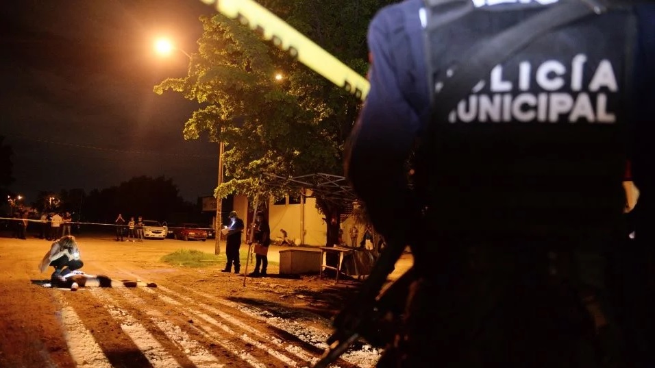 Foto: Policías de Culiacán custodian un cuerpo tirado en la calle. Debate