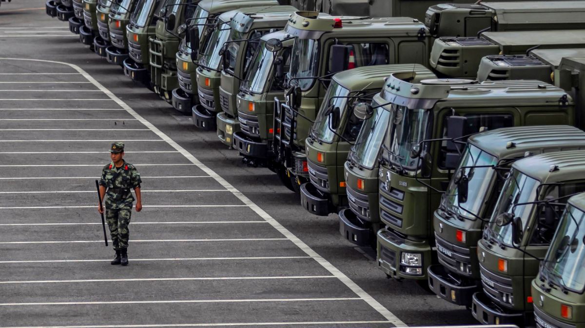 Foto: Vehículos militares chinos parados en Shenzhen, en la frontera con Hong Kong. El 15 de agosto de 2019. Efe