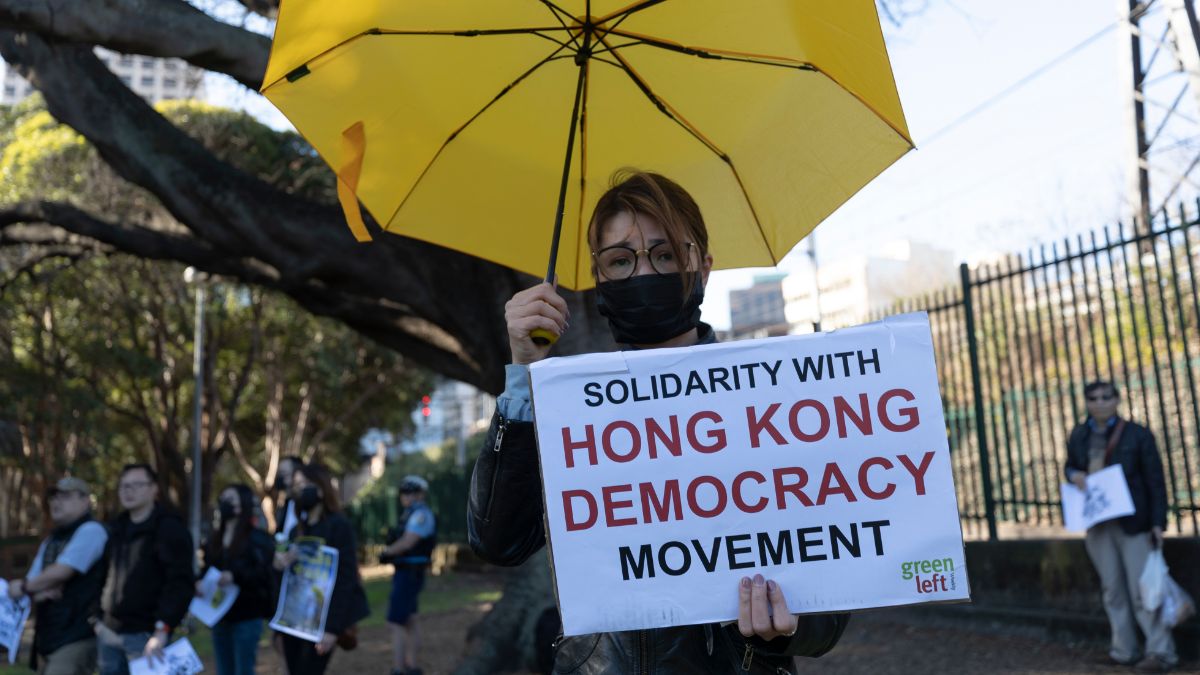 Foto: Una mujer carga un cartel durante las manifestaciones prodemocracia en Hong Kong. Getty Images