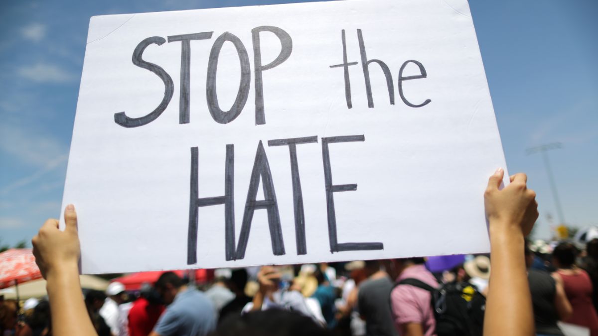 Foto: Un manifestante sostiene un cartel con la leyenda “Stop the Hate” en El Paso, Texas, EEUU. El 7 de agosto de 2019. Getty Images