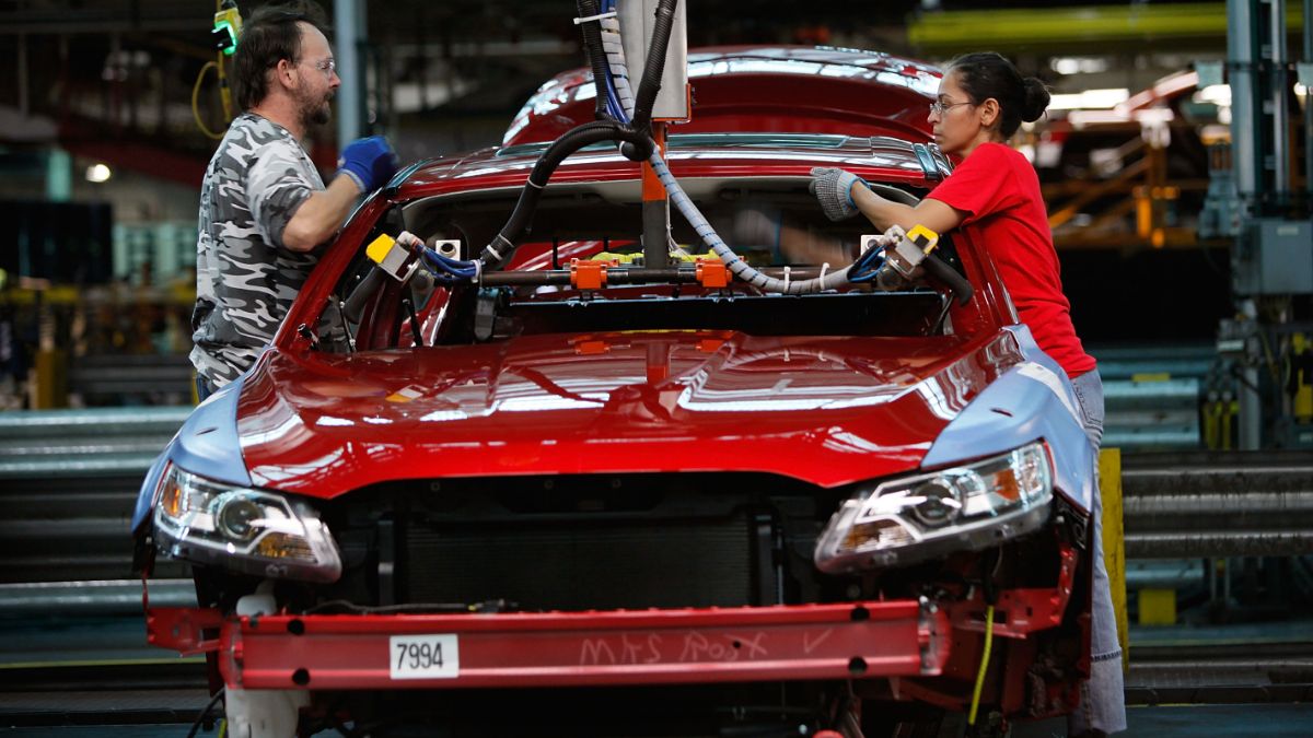 Foto: Dos personas instalan el techo de un auto en una planta de ensamblaje en Chicago, Illinois, EEUU. Getty Images/Archivo