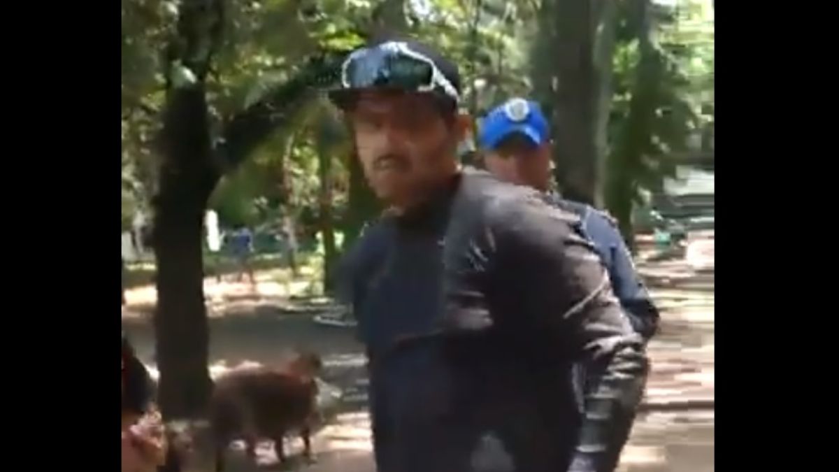 Video: Supuesto entrenador asfixia perro en el Parque México