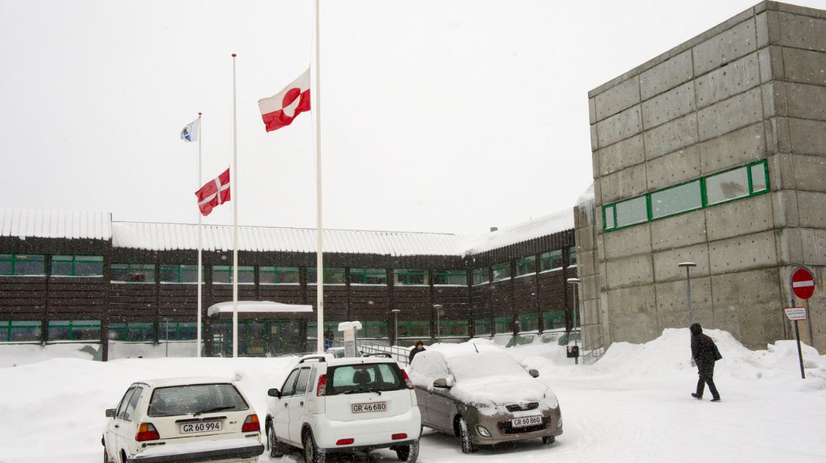 Foto: Banderas de Groenlandia ondean en edificios del condado de Landstinget, en la capital de Nuuk. AP/Archivo