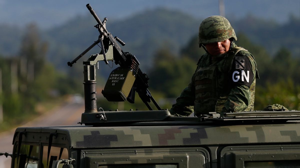 Foto: Un elemento de la Guardia Nacional patrulla una carretera en Chiapas. AP/Archivo