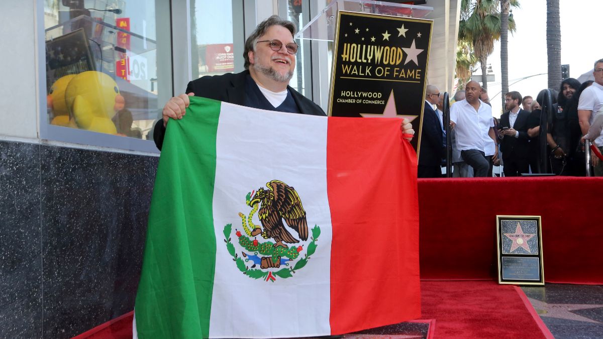 Foto: Guillermo del Toro muestra una bandera de México en el Paseo de la Fama de Hollywood. AP/Archivo