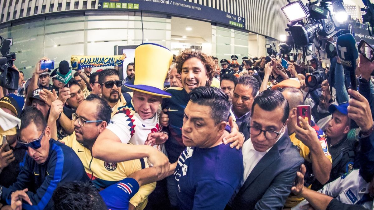 Foto: Cientos de personas recibieron a Guillermo Ochoa en el AICM. El 13 de agosto de 2019. Twitter/@ClubAmerica