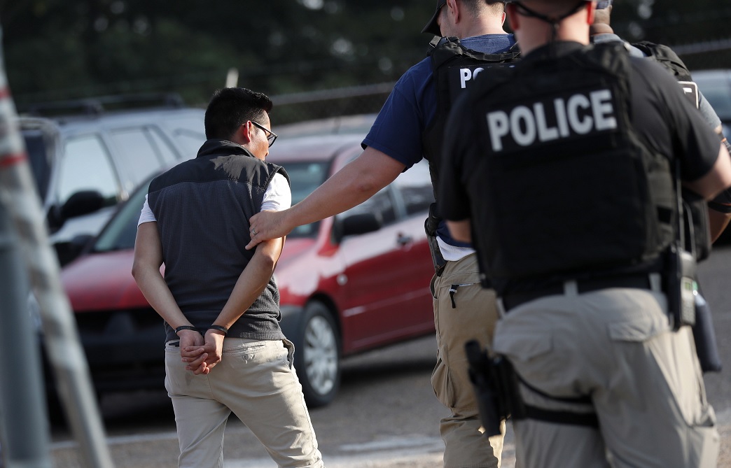 Foto: Agentes de ICE detuvieron a 680 migrantes indocumentados en varias zonas de Mississippi, Estados Unidos. El 7 de agosto de 2019. AP
