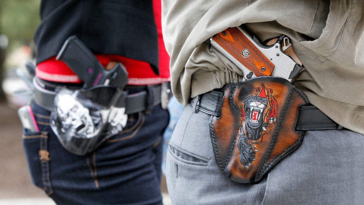 Foto: Dos hombres portan armas. Getty Images/Archivo