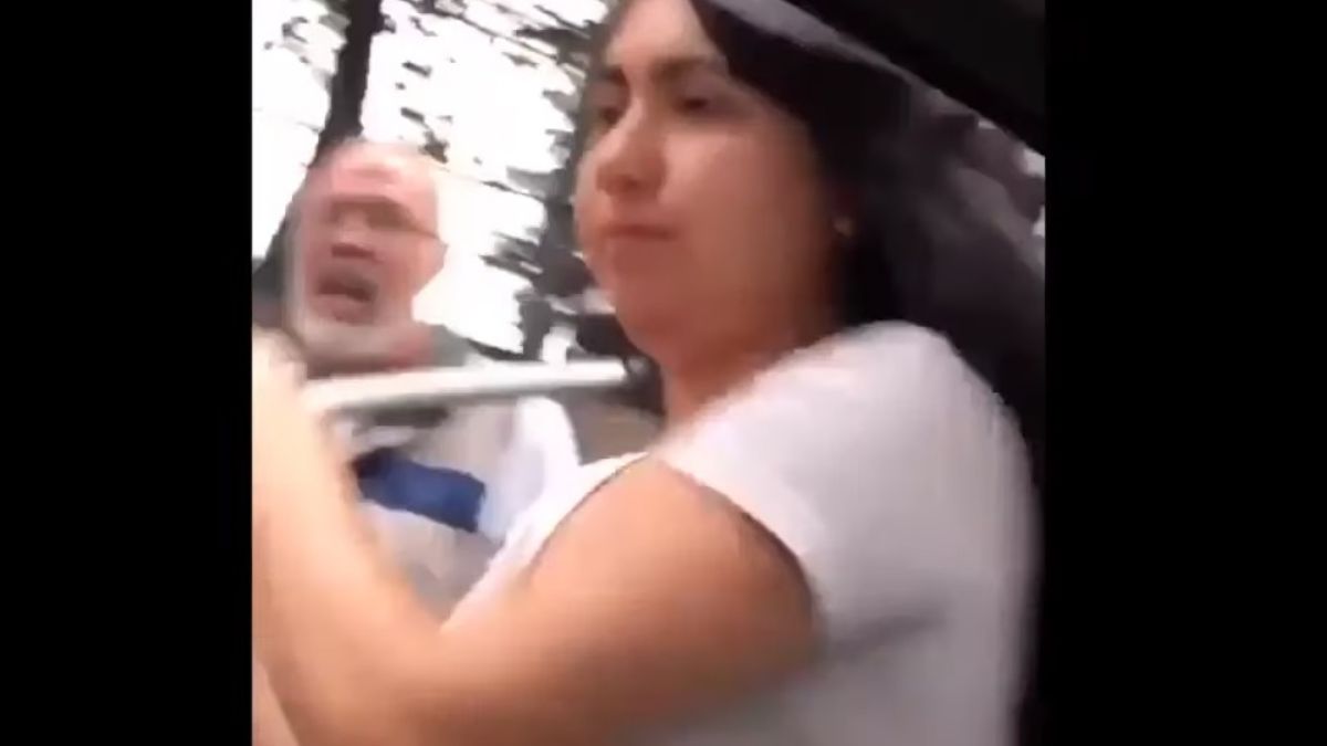 Video: 'Lady Piñata' trató de dialogar antes de destrozar automóvil