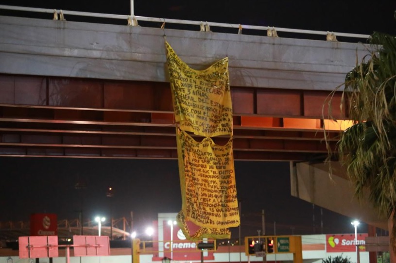Foto: Una narcomanta de ‘Los Mexicles’ colgada en un puente. Twitter/@LaHogueraMx