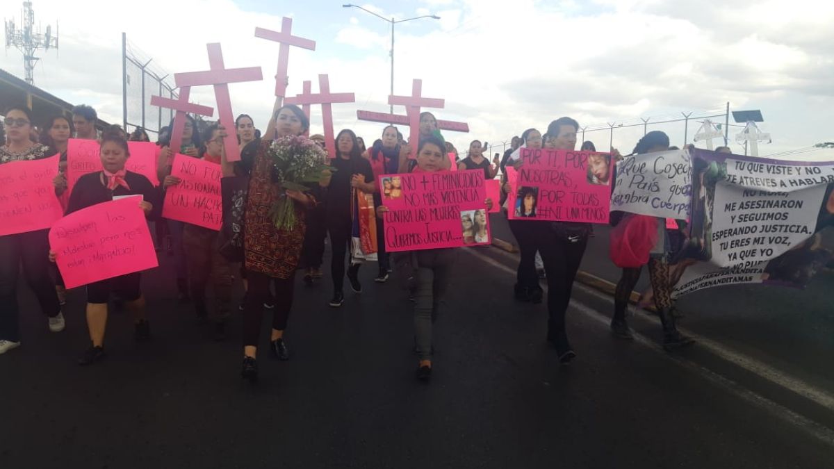 Marchan mujeres contra feminicidios en Ecatepec
