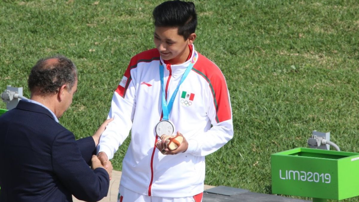 Foto: Entregan la medalla de plata al mexicano Edson Ramírez. El 2 de agosto de 2019. Twitter/@CONADE
