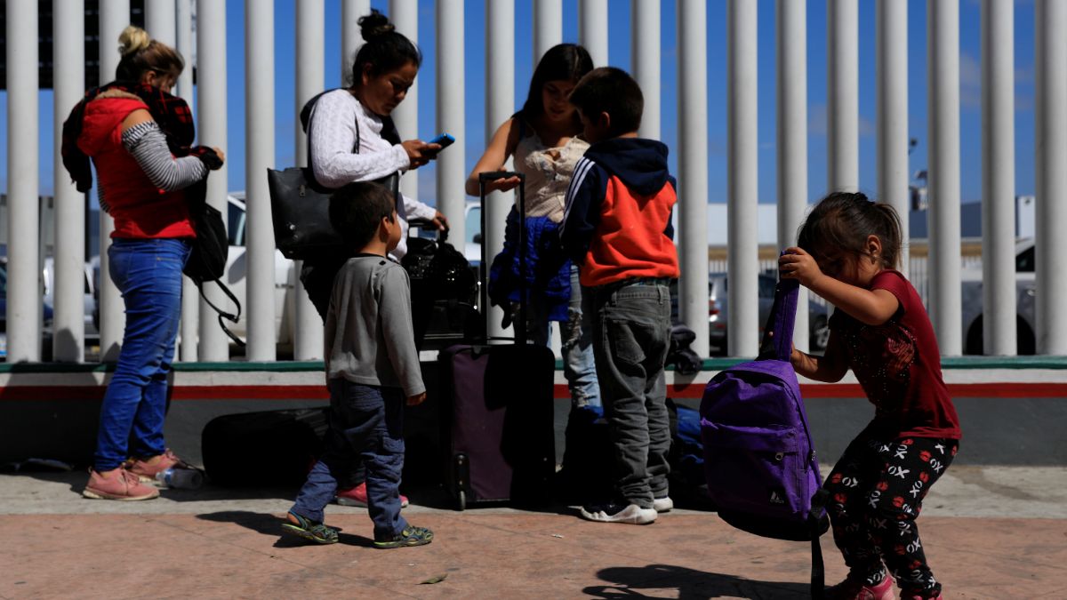 Foto: Un grupo de migrantes esperan para solicitar asilo en los Estados Unidos fuera de la frontera de El Chaparral en Tijuana, México. El 19 de julio de 2019. Reuters