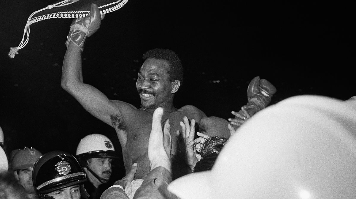 Foto: José “Mantequilla” Nápoles celebra después de vencer a Curtis Cokes. El 18 de abril de 1969. AP/Archivo
