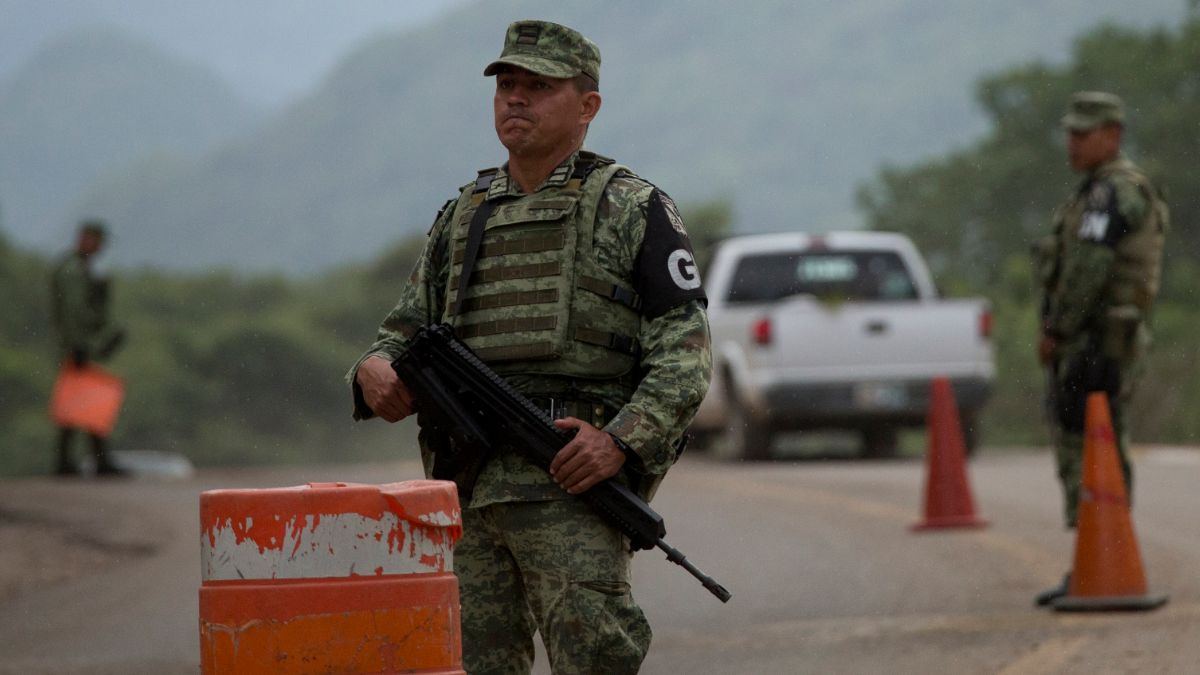 Foto: Un elemento de la Guardia Nacional de México parado en un retén en una carretera de Chiapas. AP