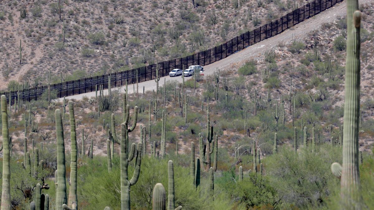 Foto: Agentes fronterizos vigilan la zona de Lukeville, en Arizona, EEUU. AP