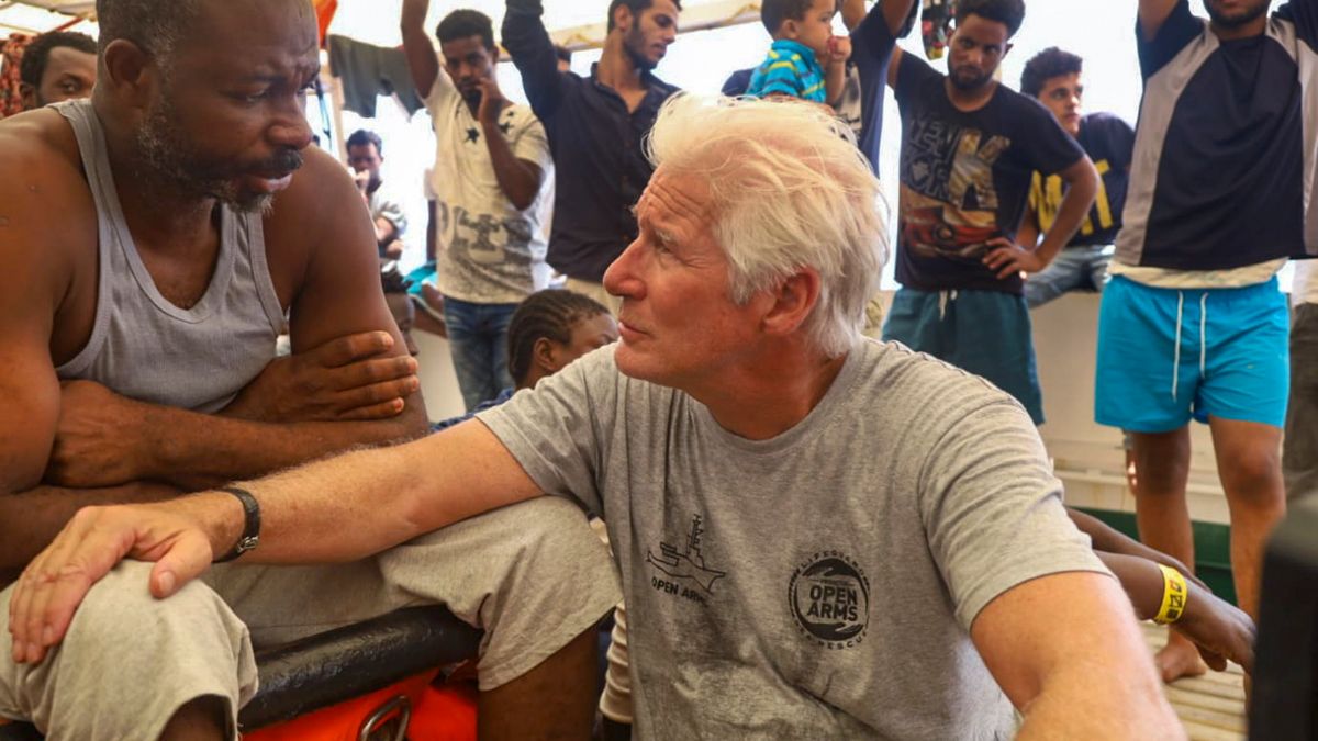 Richard Gere lleva alimentos a 121 migrantes rescatados por barco 'Open Arms'