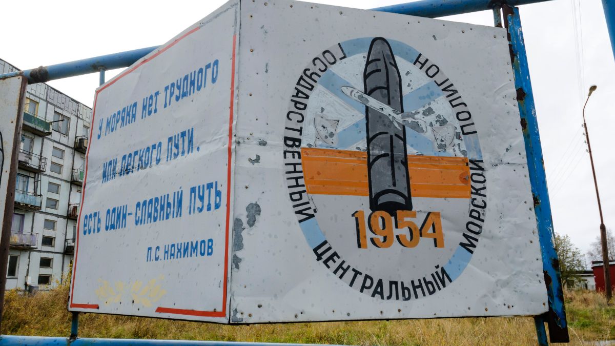 Foto: Una valla publicitaria que dice "El campo de pruebas de la Marina Central del Estado" cerca de edificios residenciales en la aldea de Nyonoksa, en Rusia. AP/Archivo