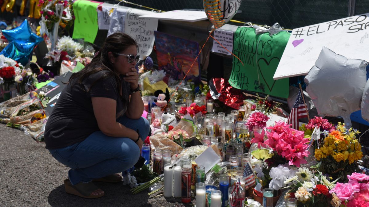 Foto: Una mujer llora frente a un altar para los muertos tras el tiroteo en El Paso, Texas, EEUU. Reuters