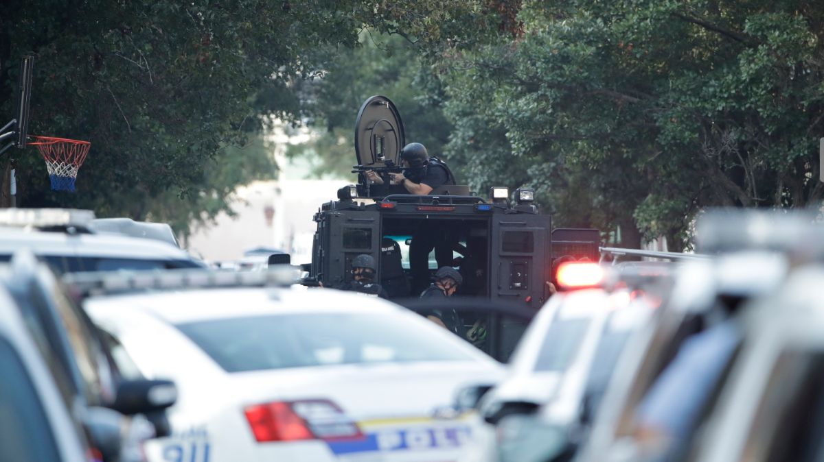 Foto: Policías buscan a un tirador activo en calles de Nicetown, en Filadelfia, EEEU. El 14 de agosto de 2019. AP