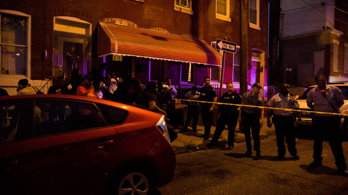 Foto: Policías mantienen rodeada una casa en Filadelfia, Pensilvania, EEUU. El 14 de agosto de 2019. Efe