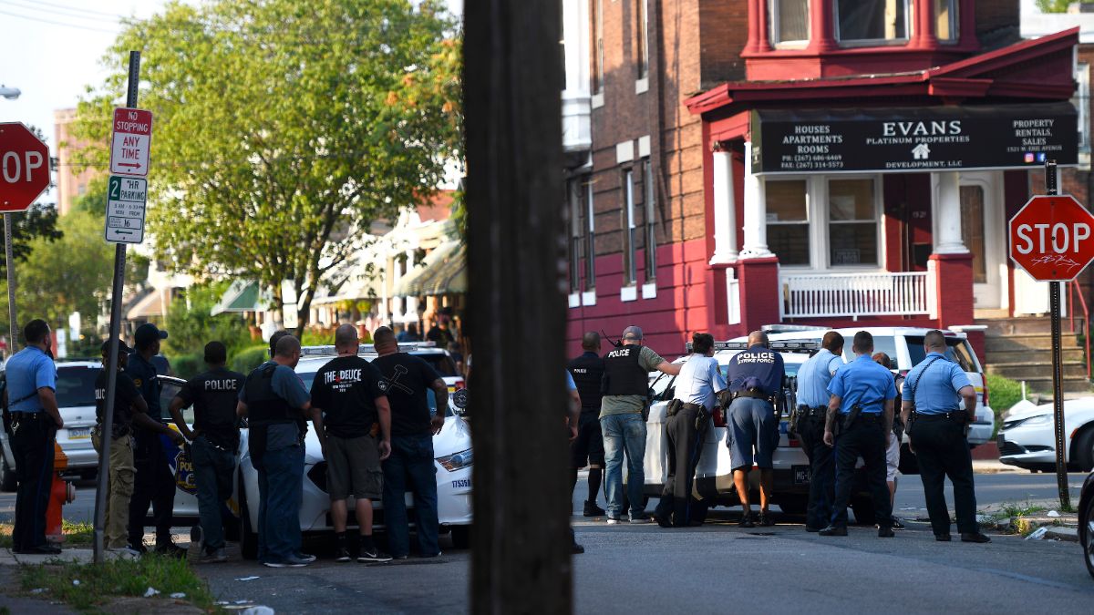 Foto: Policías se congregan fuera de una residencia mientras responden a un tiroteo en Filadelfia, Pensilvania, EEUU. El 14 de agosto de 2019. Getty Images
