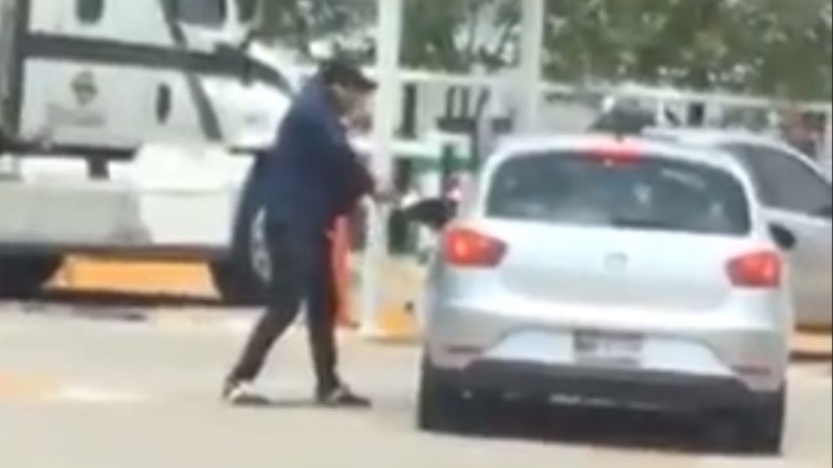 Foto: Un sujeto armado increpa a un automovilista en el estacionamiento del centro comercial “La Cúspide”. YouTube/Ciudadano de Cepa