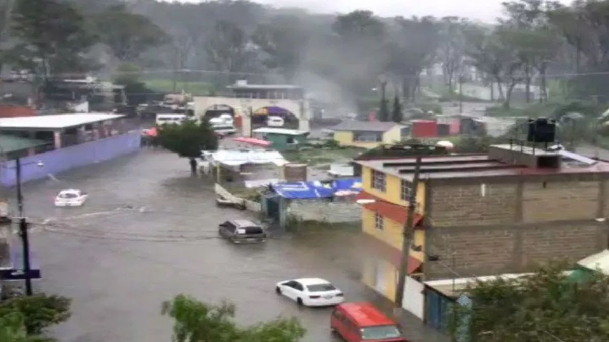 Foto: El agua cubrió casas y vehículos en el municipio de Nicolás Romero, Estado de México. Twitter/@SS_Edomex