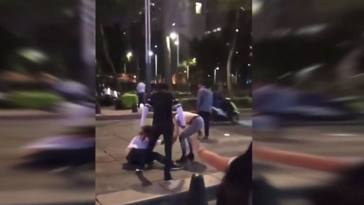 Foto: Una pareja golpeó a una mujer en Zona Rosa, en la Ciudad de México. YouTube/VivoCDMX Noticias