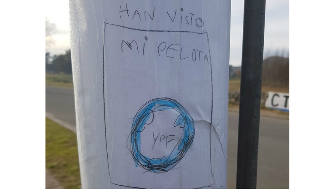 La historia de un niño que pierde su balón de futbol y hace sus propios carteles para encontrarlo