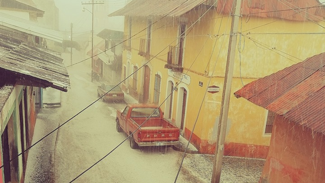 Foto: La lluvia con granizo se prolongó por 30 minutos y el hielo cubrió las calles de este municipio de la montaña, 13 de agosto de 2019 (Facebook Cervecería La Vizcaína)