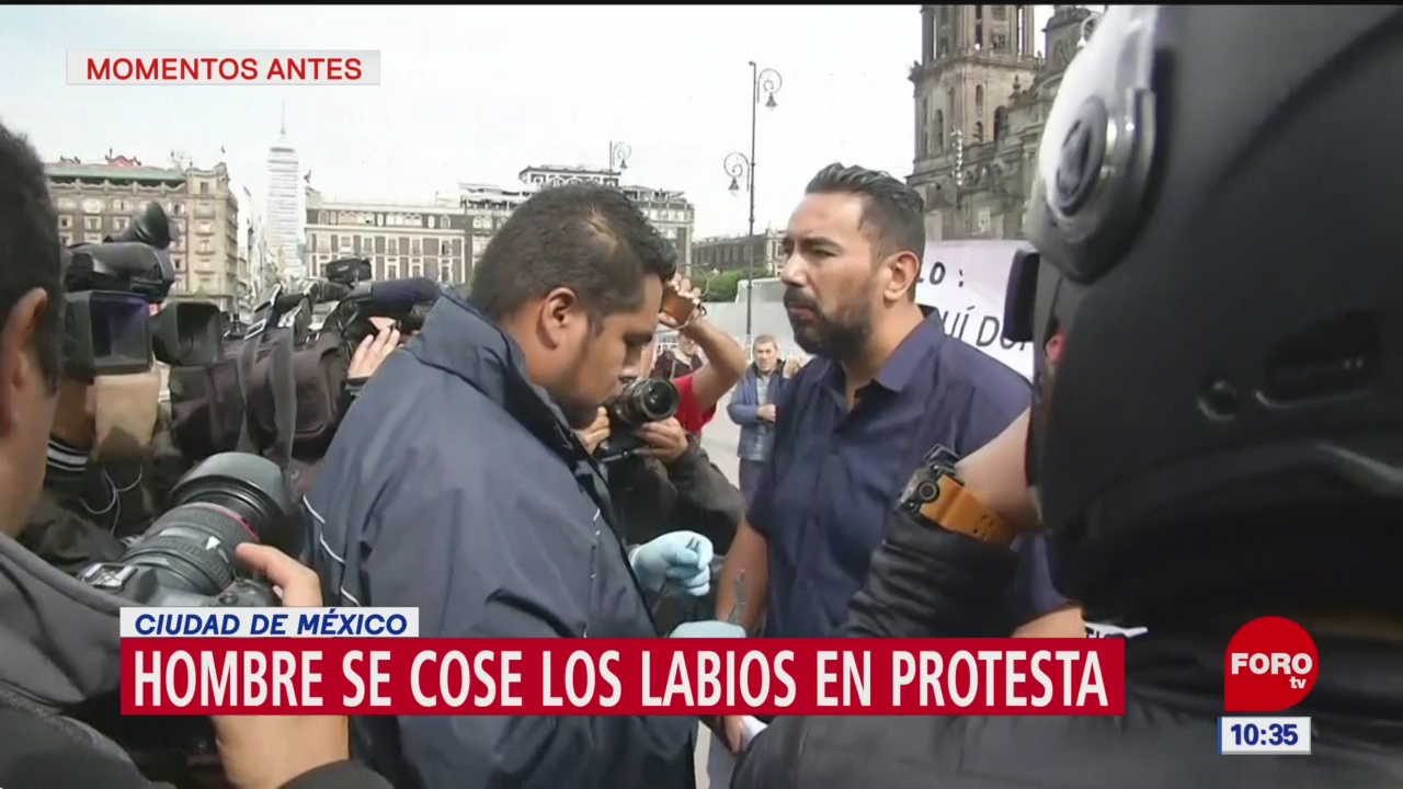 Hombre se cose labios en protesta, frente a Palacio Nacional CDMX