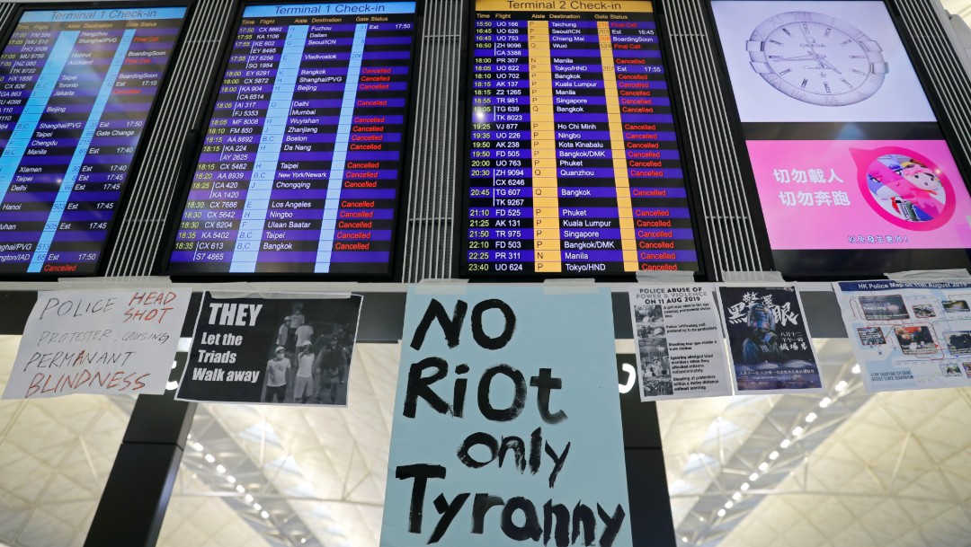 Hong Kong suspende vuelos por una protesta en el aeropuerto