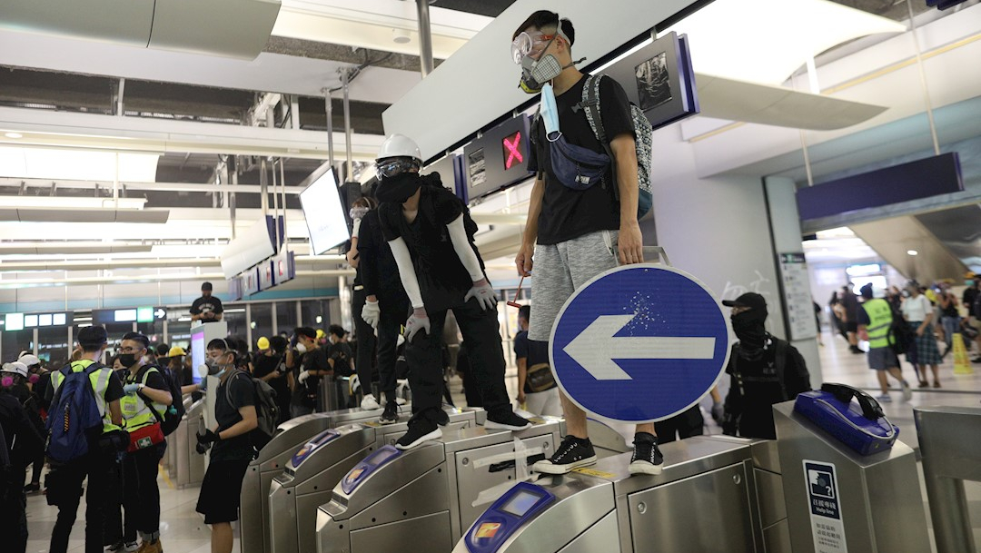 Foto: Los manifestantes vestidos de negro ocuparon la estación de Yuen Long, 21 agosto 2019