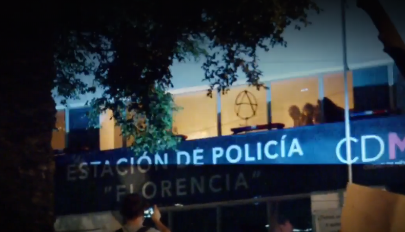 FOTO Incendian la estación de Policía 'Florencia' durante protestas feministas del 16 de agosto en la CDMX (Noticieros Televisa)