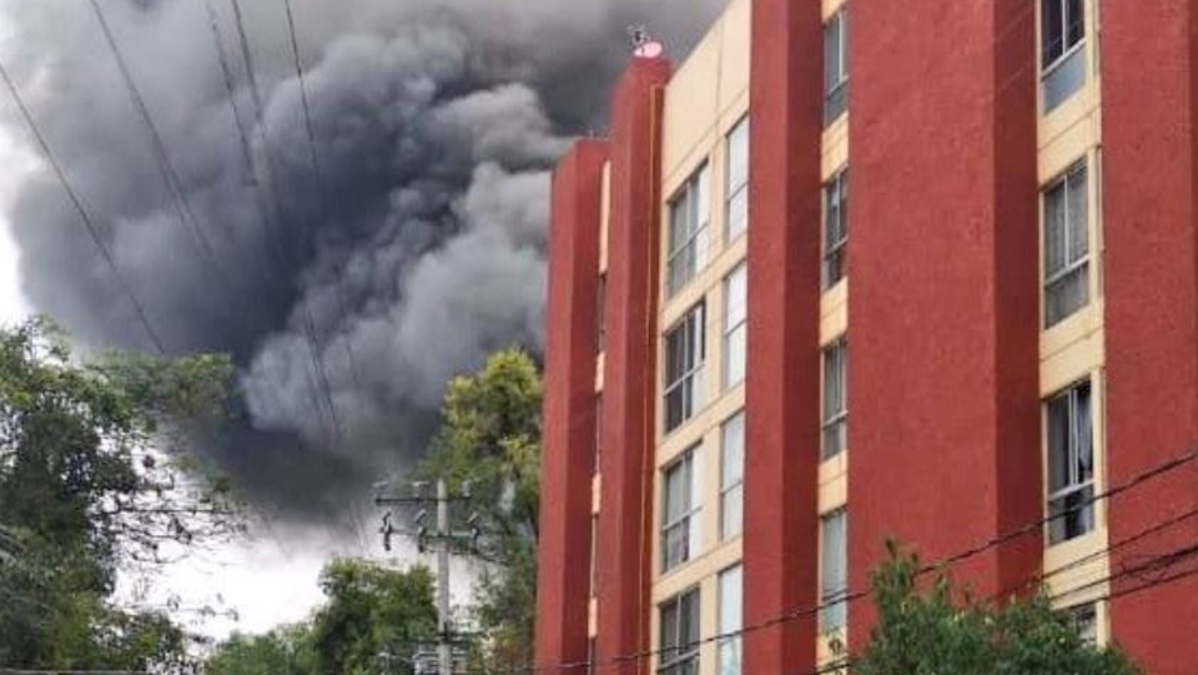 Foto: Por el incendio se desalojó a alrededor de 100 personas de una unidad habitacional cercana al lugar, el 11 de agosto de 2019 (Twitter @alertasurbanas)
