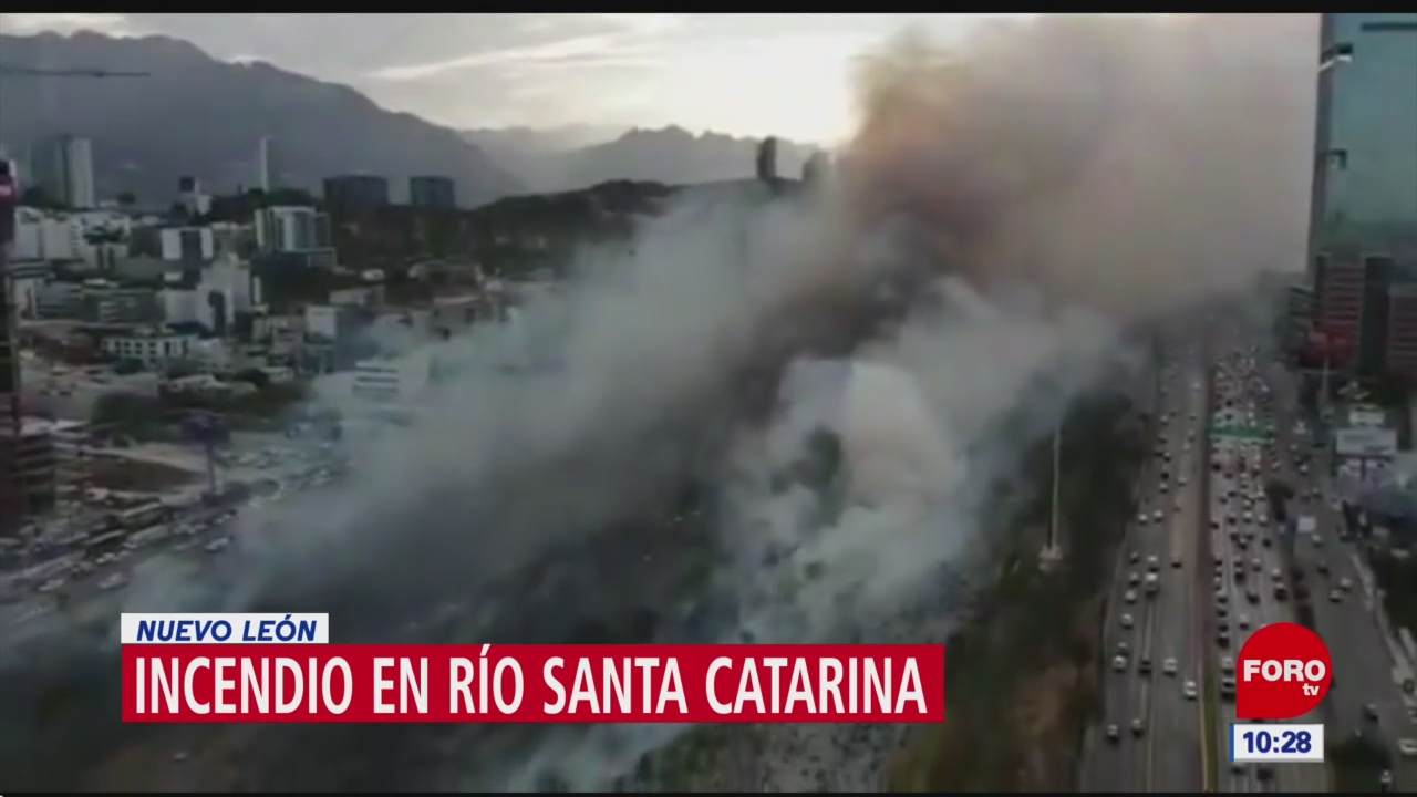 Incendio de pastizales afecta tránsito en Monterrey, Nuevo León