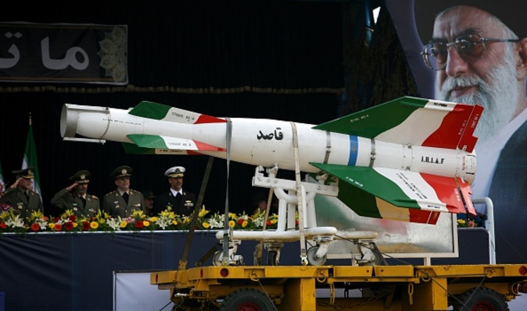 Imagen: Un misil Ghasedak de superficie a superficie iraní, el 24 de agosto de 2019 (Getty Images, archivo)