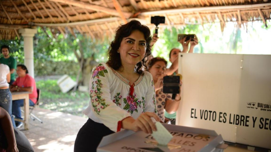 Foto: La candidata presidencial del PRI, Ivonne Ortega, emite su voto, el 11 de agosto de 2019 ((Twitter @IvonneOP)
