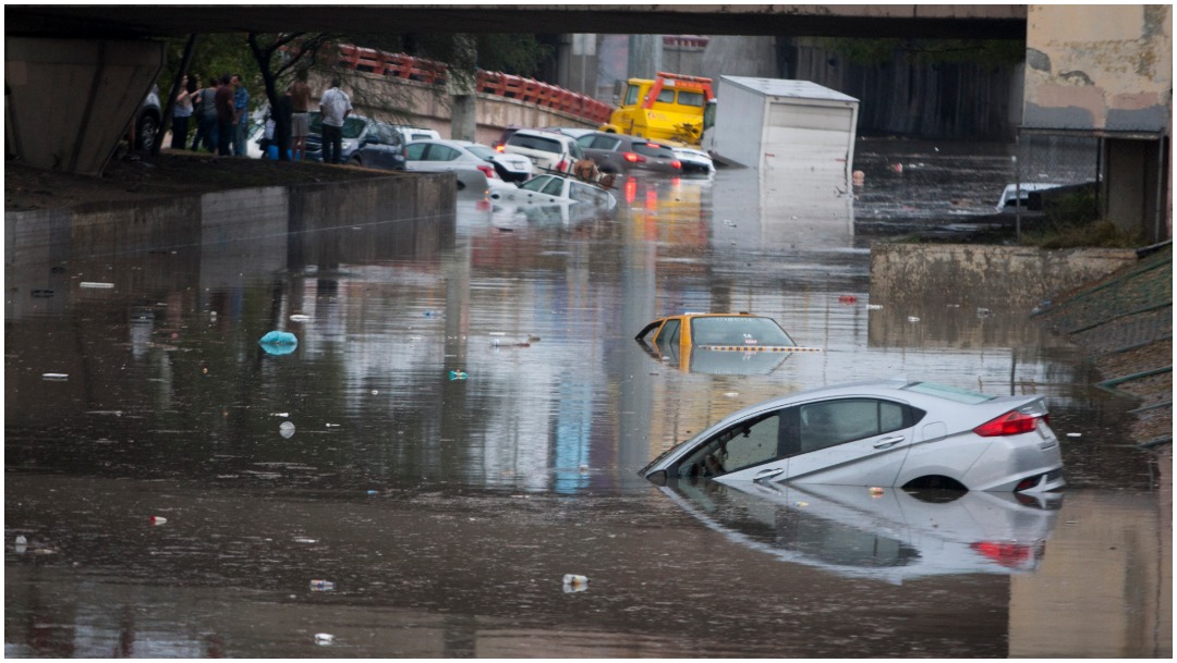 Video: Vehículos quedan bajo el agua tras lluvias en Nuevo León