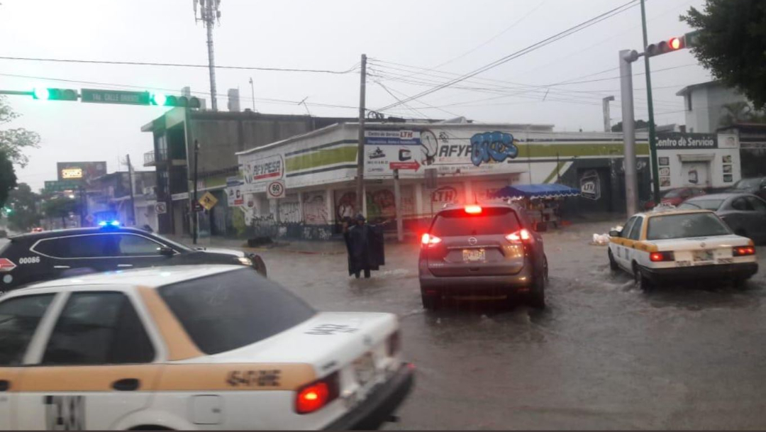 Foto:Un policía de tránsito en Tuxtla Gutiérrez labora en medio de la lluvia, 17 agosto 2019