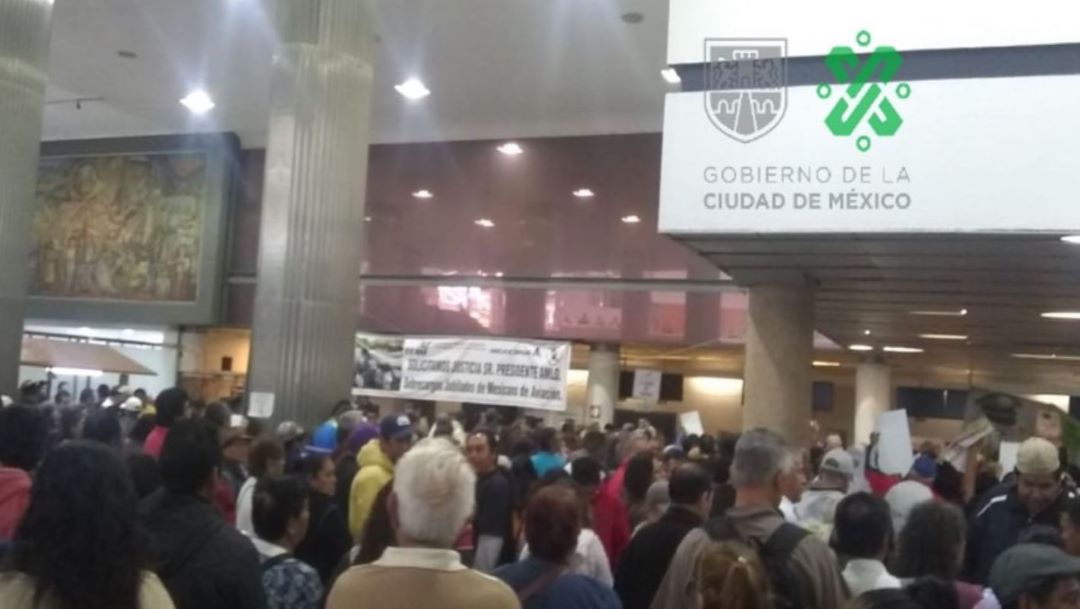 Foto Manifestantes protestan con pancartas al interior de la Terminal 1 del AICM 28 agosto 2019