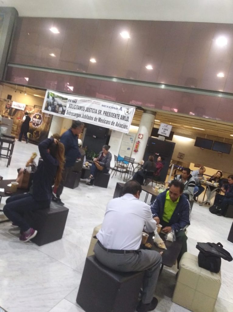 Foto Manifestantes protestan con pancartas al interior de la Terminal 1 del AICM 28 agosto 2019