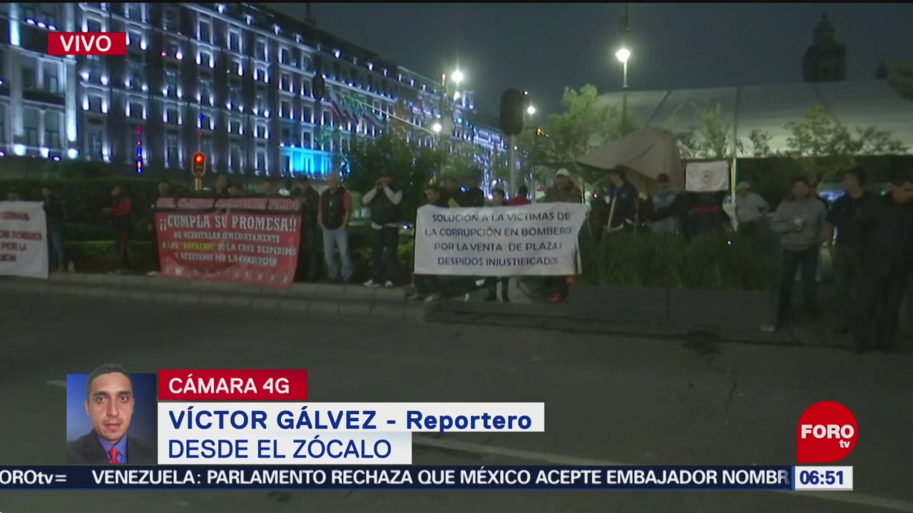 Manifestantes protestan frente a Palacio Nacional en CDMX