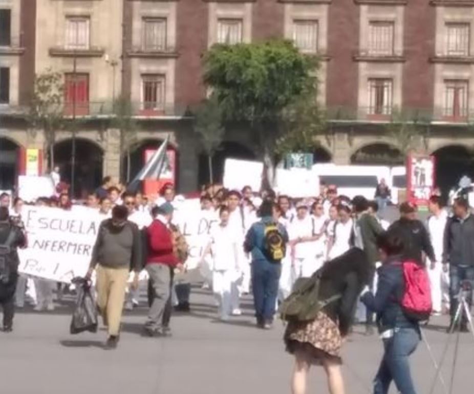 Médicos residentes marchan en CDMX